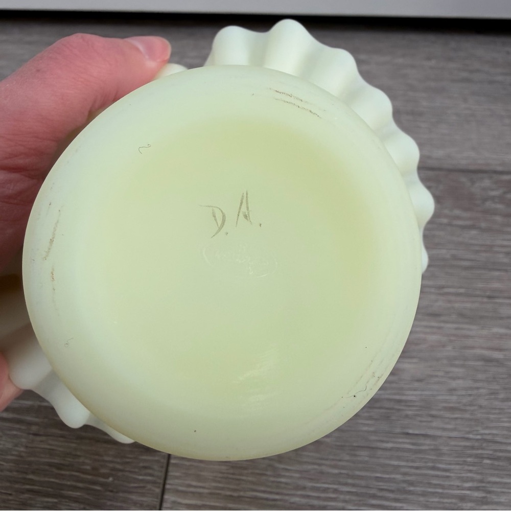 FENTON VINTAGE URANIUM GLASS CUSTARD SATIN RUFFLED BASKET W HAND PAINTED FLOWER - Picture 9 of 12